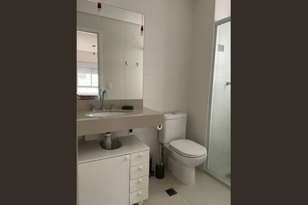 Banheiro de apartamento para alugar com 1 quarto, 52m² em Alphaville Industrial, Barueri