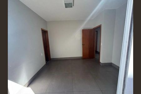 Quarto 1 de casa para alugar com 3 quartos, 100m² em São Jorge, Uberlândia