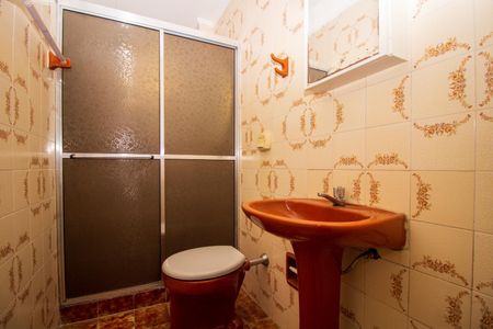 Banheiro  de apartamento para alugar com 1 quarto, 48m² em Azenha, Porto Alegre