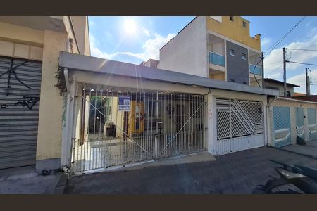 Casa à venda com 240m², 3 quartos e 3 vagas Casa à venda com 240m², 3 quartos e 3 vagasFachada