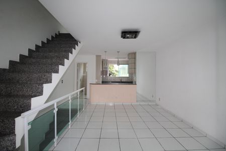 Casa de condomínio à venda com 120m², 2 quartos e 1 vagaSala