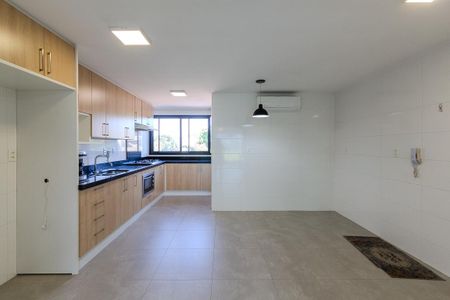 Apartamento para alugar com 163m², 3 quartos e 3 vagas Apartamento para alugar com 163m², 3 quartos e 3 vagasCozinha