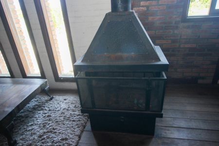 Casa à venda com 300m², 6 quartos e 2 vagas Casa à venda com 300m², 6 quartos e 2 vagasDetalhe da Sala 2 - Lareira