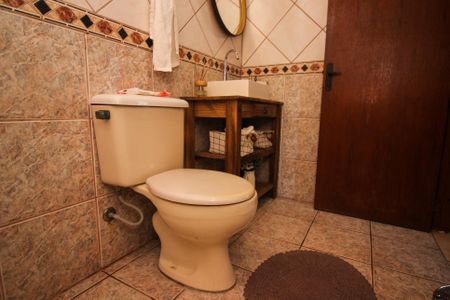 Casa à venda com 300m², 6 quartos e 2 vagas Casa à venda com 300m², 6 quartos e 2 vagasBanheiro Social