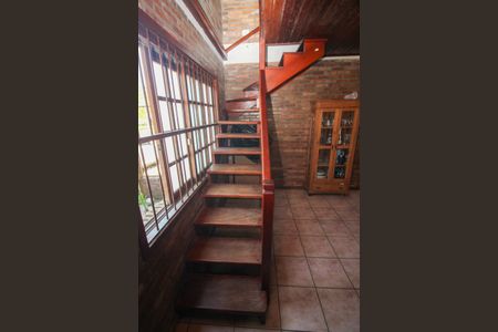 Casa à venda com 300m², 6 quartos e 2 vagas Casa à venda com 300m², 6 quartos e 2 vagasEscada