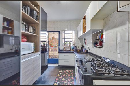 Casa à venda com 3 quartos, 240m² em Vila Alexandria, São Paulo