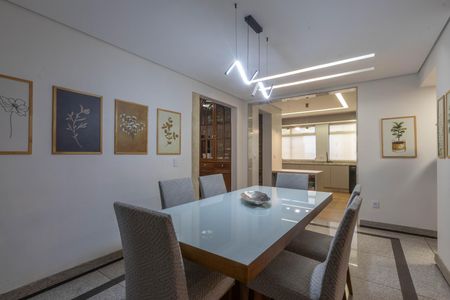 Apartamento à venda com 324m², 5 quartos e 4 vagas Apartamento à venda com 324m², 5 quartos e 4 vagasSala de jantar