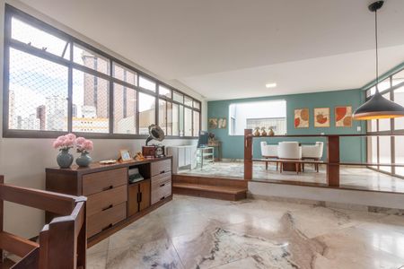 Apartamento à venda com 324m², 5 quartos e 4 vagas Apartamento à venda com 324m², 5 quartos e 4 vagasSala do segundo andar