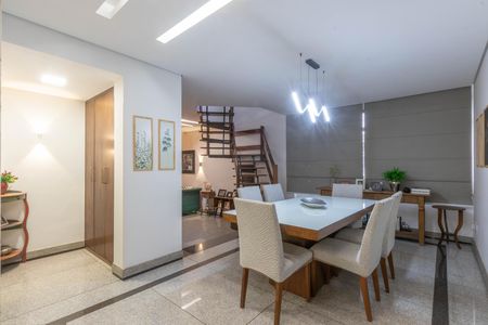 Apartamento à venda com 324m², 5 quartos e 4 vagas Apartamento à venda com 324m², 5 quartos e 4 vagasSala de jantar
