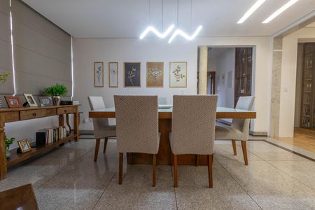 Apartamento à venda com 324m², 5 quartos e 4 vagas Apartamento à venda com 324m², 5 quartos e 4 vagasSala de jantar