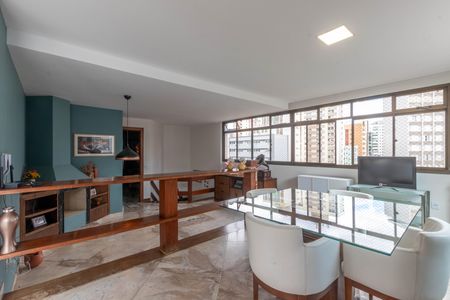 Apartamento à venda com 324m², 5 quartos e 4 vagas Apartamento à venda com 324m², 5 quartos e 4 vagasSala do segundo andar