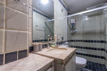 Apartamento à venda com 324m², 5 quartos e 4 vagas Apartamento à venda com 324m², 5 quartos e 4 vagasBanheiro social
