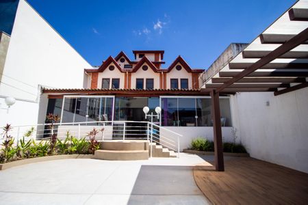 Casa para alugar com 320m², 4 quartos e 5 vagasArea frente 