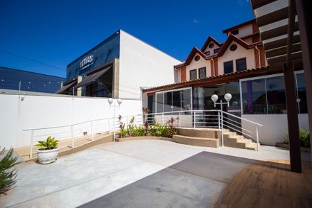 Casa para alugar com 320m², 4 quartos e 5 vagasArea frente 