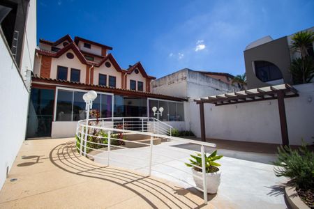 Casa para alugar com 320m², 4 quartos e 5 vagasArea frente 