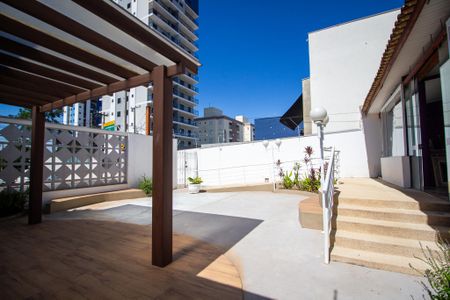 Casa para alugar com 320m², 4 quartos e 5 vagasArea frente 