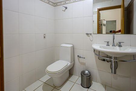 Casa de condomínio para alugar com 1000m², 6 quartos e 17 vagas Casa de condomínio para alugar com 1000m², 6 quartos e 17 vagasBanheiro da Suíte 4