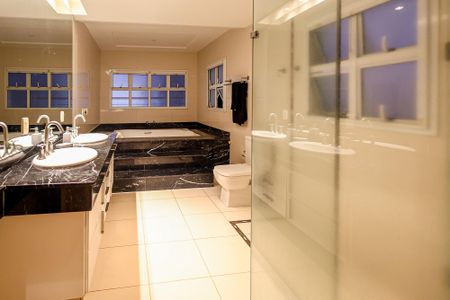 Casa de condomínio para alugar com 1000m², 6 quartos e 17 vagas Casa de condomínio para alugar com 1000m², 6 quartos e 17 vagasBanheiro Suíte master