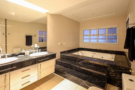 Casa de condomínio para alugar com 1000m², 6 quartos e 17 vagas Casa de condomínio para alugar com 1000m², 6 quartos e 17 vagasBanheiro Suíte master
