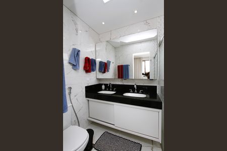 Apartamento à venda com 140m², 4 quartos e 3 vagasBanheiro da Suíte 4