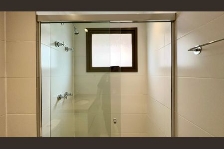 Apartamento à venda com 162m², 4 quartos e 2 vagas Apartamento à venda com 162m², 4 quartos e 2 vagasBanheiro da Suíte 1