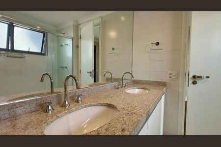 Apartamento à venda com 162m², 4 quartos e 2 vagas Apartamento à venda com 162m², 4 quartos e 2 vagasBanheiro da Suíte 2