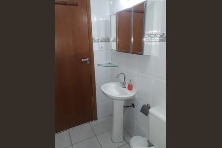 Banheiro de apartamento para alugar com 1 quarto, 50m² em Guilhermina, Praia Grande