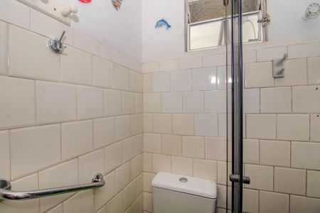 Banheiro de apartamento para alugar com 1 quarto, 45m² em São João, Porto Alegre