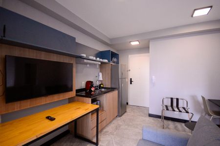 Sala/Cozinha  de apartamento para alugar com 1 quarto, 32m² em Vila Gumercindo, São Paulo