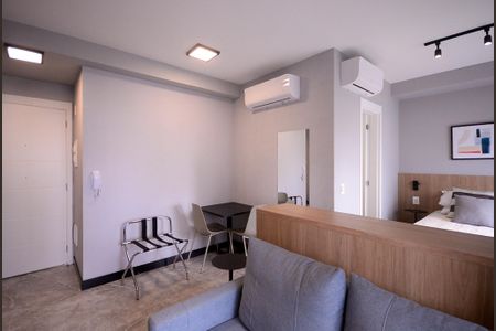 Sala/Cozinha  de apartamento para alugar com 1 quarto, 32m² em Vila Gumercindo, São Paulo
