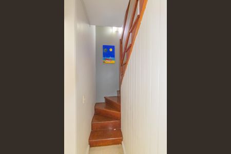 Casa de condomínio para alugar com 96m², 4 quartos e 2 vagasEscada