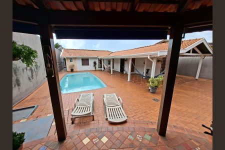 Casa de condomínio à venda com 230m², 4 quartos e 4 vagasVaranda