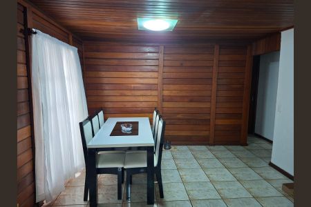 Casa de condomínio à venda com 230m², 4 quartos e 4 vagasSala de jantar