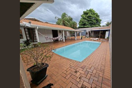 Casa de condomínio à venda com 230m², 4 quartos e 4 vagasPiscina