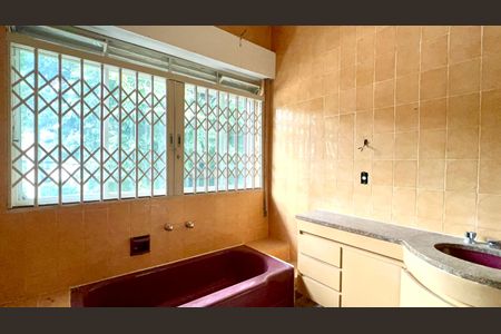 Casa à venda com 220m², 4 quartos e 2 vagas Casa à venda com 220m², 4 quartos e 2 vagasBanheiro