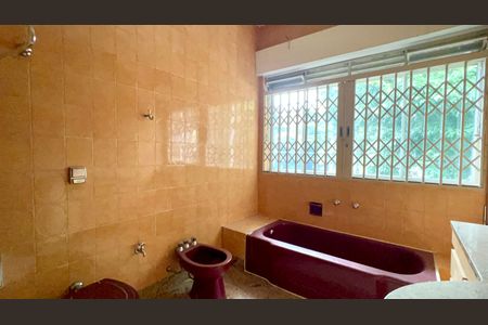 Casa à venda com 220m², 4 quartos e 2 vagas Casa à venda com 220m², 4 quartos e 2 vagasBanheiro