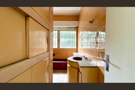 Casa à venda com 220m², 4 quartos e 2 vagas Casa à venda com 220m², 4 quartos e 2 vagasBanheiro - torneira