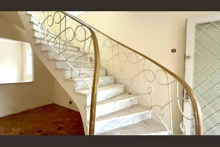 Casa à venda com 220m², 4 quartos e 2 vagas Casa à venda com 220m², 4 quartos e 2 vagasEscada