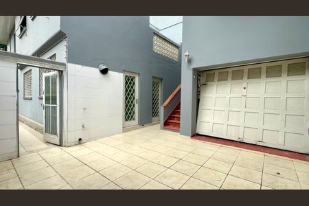 Casa à venda com 220m², 4 quartos e 2 vagas Casa à venda com 220m², 4 quartos e 2 vagasGaragem