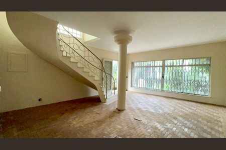 Casa à venda com 220m², 4 quartos e 2 vagas Casa à venda com 220m², 4 quartos e 2 vagasSala