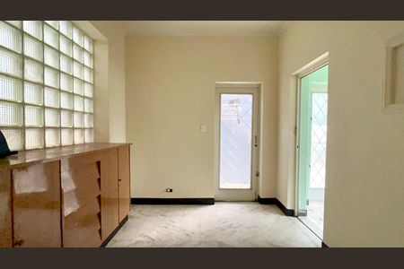 Casa à venda com 220m², 4 quartos e 2 vagas Casa à venda com 220m², 4 quartos e 2 vagasCopa