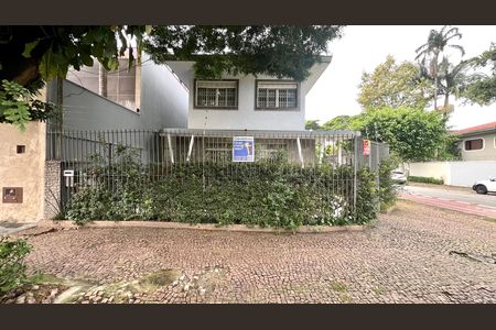 Casa à venda com 220m², 4 quartos e 2 vagas Casa à venda com 220m², 4 quartos e 2 vagasFachada