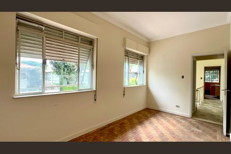 Casa à venda com 220m², 4 quartos e 2 vagas Casa à venda com 220m², 4 quartos e 2 vagasQuarto 1