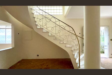 Casa à venda com 220m², 4 quartos e 2 vagas Casa à venda com 220m², 4 quartos e 2 vagasEscada