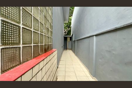Casa à venda com 220m², 4 quartos e 2 vagas Casa à venda com 220m², 4 quartos e 2 vagasCorredor Lateral