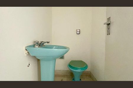 Casa à venda com 220m², 4 quartos e 2 vagas Casa à venda com 220m², 4 quartos e 2 vagasLavabo