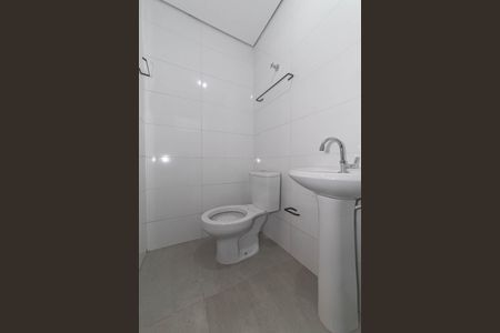 Banheiro de kitnet/studio para alugar com 2 quartos, 21m² em Vila das Belezas, São Paulo