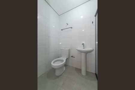 Banheiro de kitnet/studio para alugar com 2 quartos, 21m² em Vila das Belezas, São Paulo