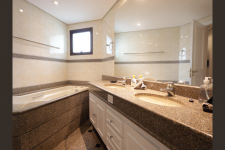 Apartamento para alugar com 225m², 4 quartos e 4 vagasBanheiro da Suíte 2