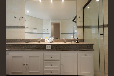 Apartamento para alugar com 225m², 4 quartos e 4 vagasBanheiro da Suíte 2